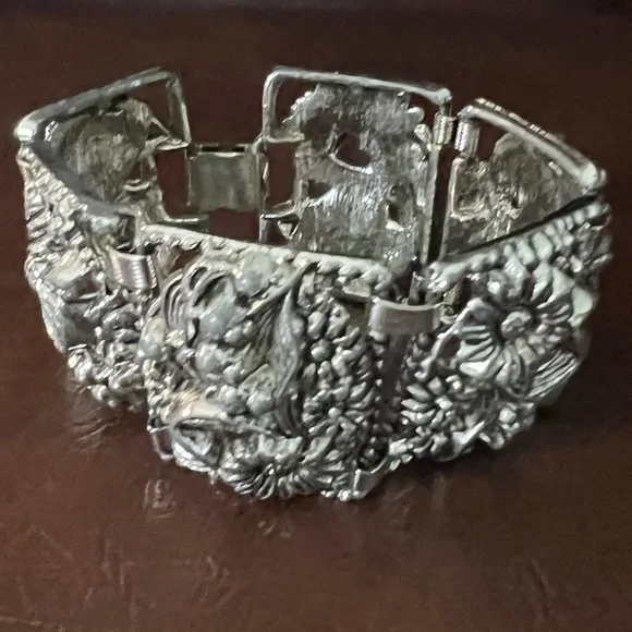 Vintage Sarah Coventry Antique Floral Silver Tone Bracelet, Signed - Picture 6 of 12